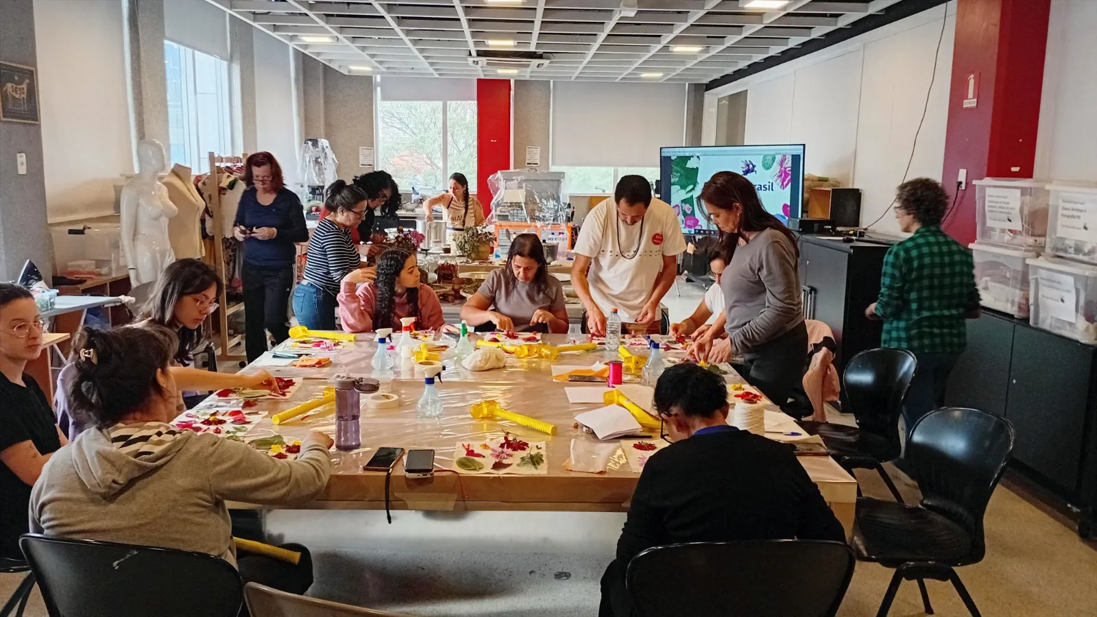 Artista transforma Kombi em ateliê itinerante e promove oficinas gratuitas em Poá