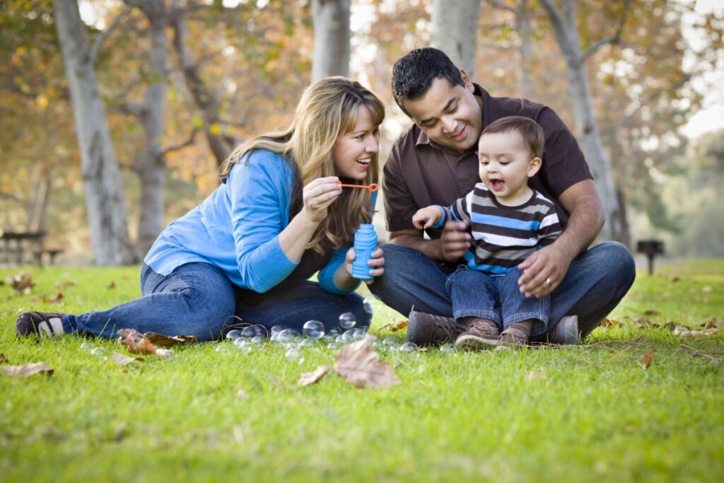 Casal brincando com um menino em um parque