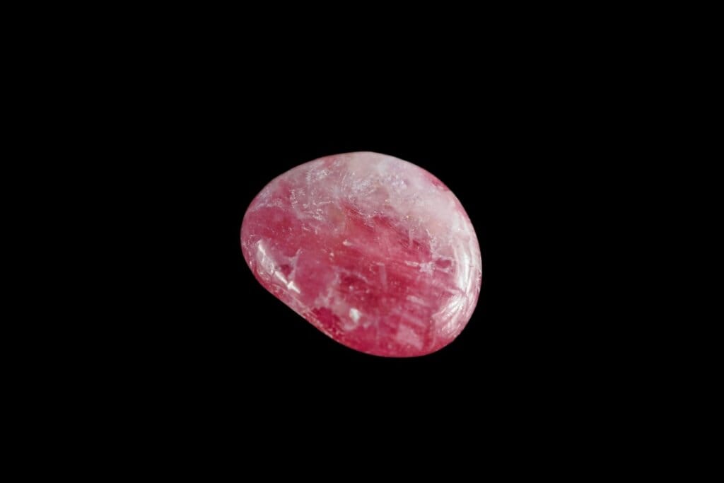 Turmalina rosa em um fundo preto