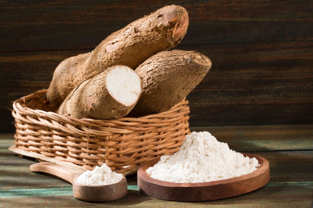 Mandiocas em cesto e farinha de mandioca em recipiente