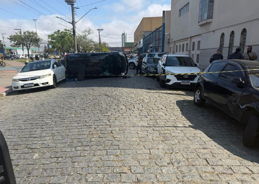 Motorista tenta fugir de blitz, capota carro e atinge veículos estacionados em Suzano