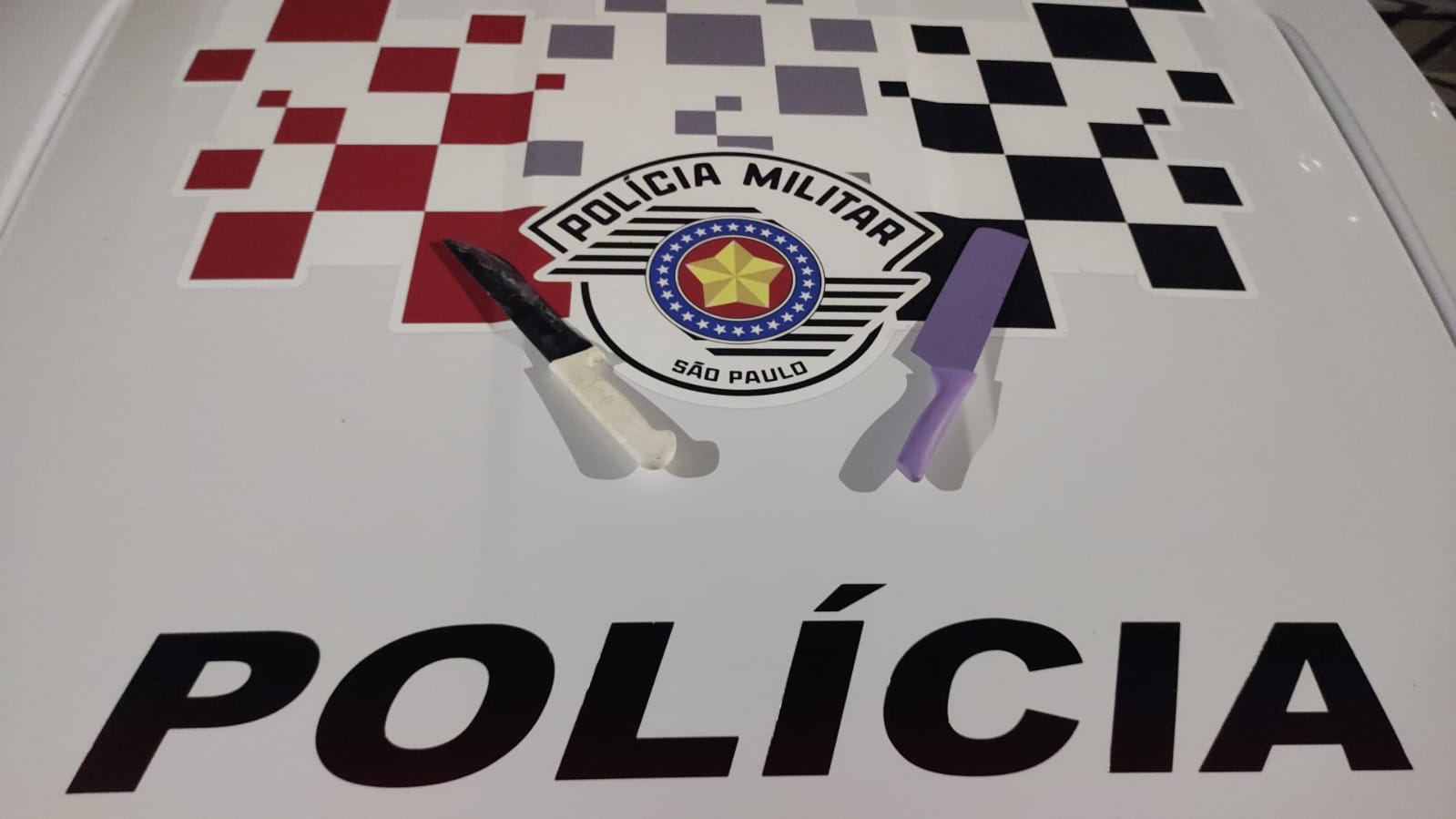 Primos são detidos pela PM após discussão em Guararema; duas facas foram apreendidas