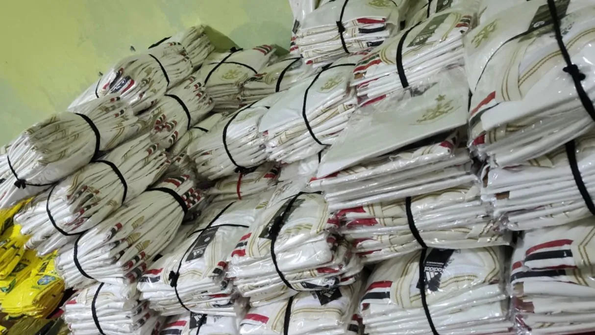 GCM de Itaquá descobre fábrica clandestina e apreende 4 mil camisetas esportivas falsificadas