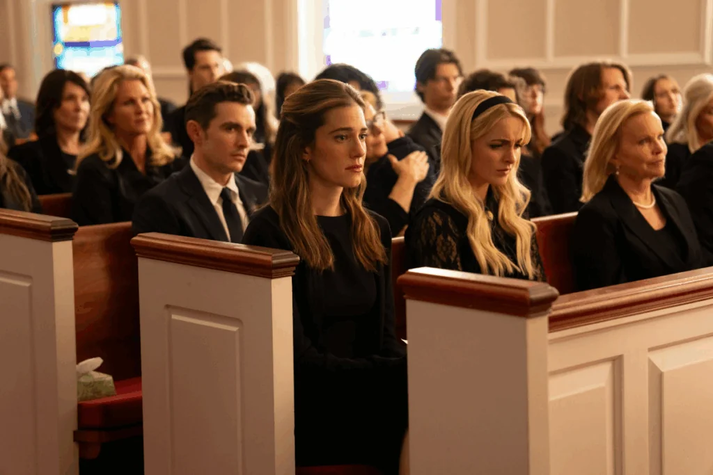 Grupo de pessoas sentadas em bancos de igreja usando preto em funeral 