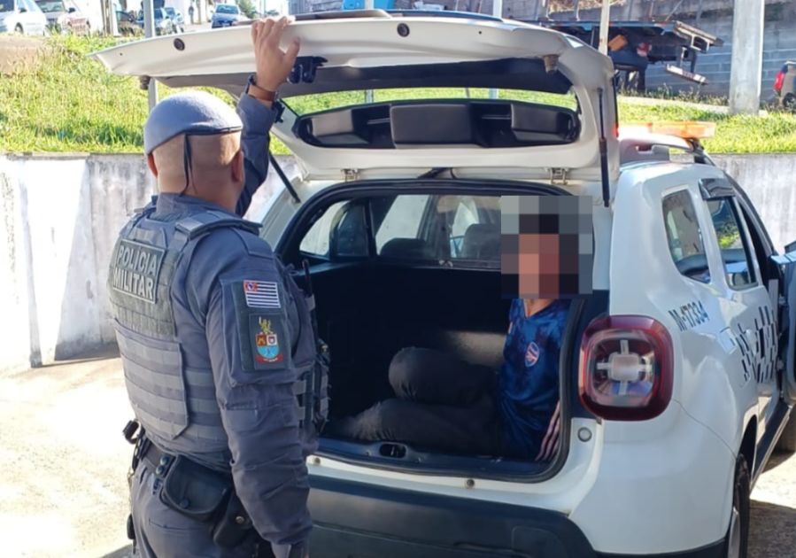Homem é preso após roubar celular usando marreta e barra de ferro em Salesópolis