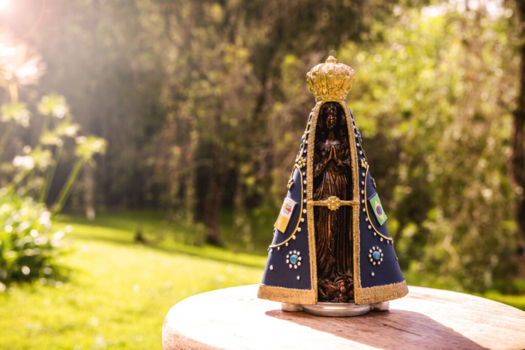 Imagem de Nossa Senhora Aparecida em cima de superfície 