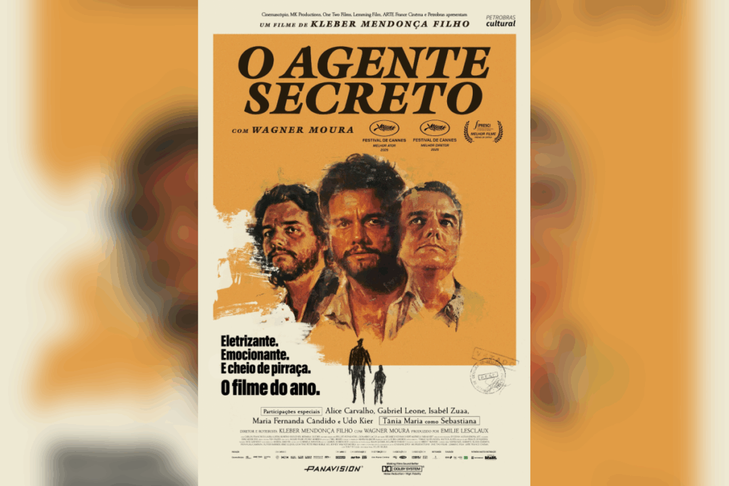 Pôster com três homens em destaque sobre fundo laranja, com o título "O Agente Secreto" e o nome de Wagner Moura no topo