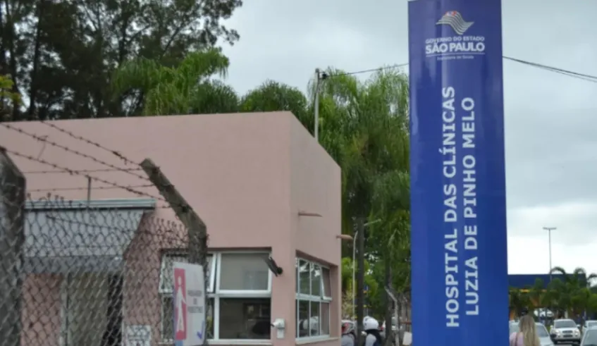 Carro capota em avenida de Mogi das Cruzes e deixa dois feridos