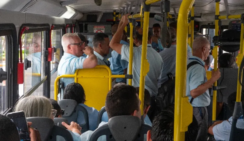 Motoristas de ônibus trocam de lugar com passageiros em Mogi das Cruzes