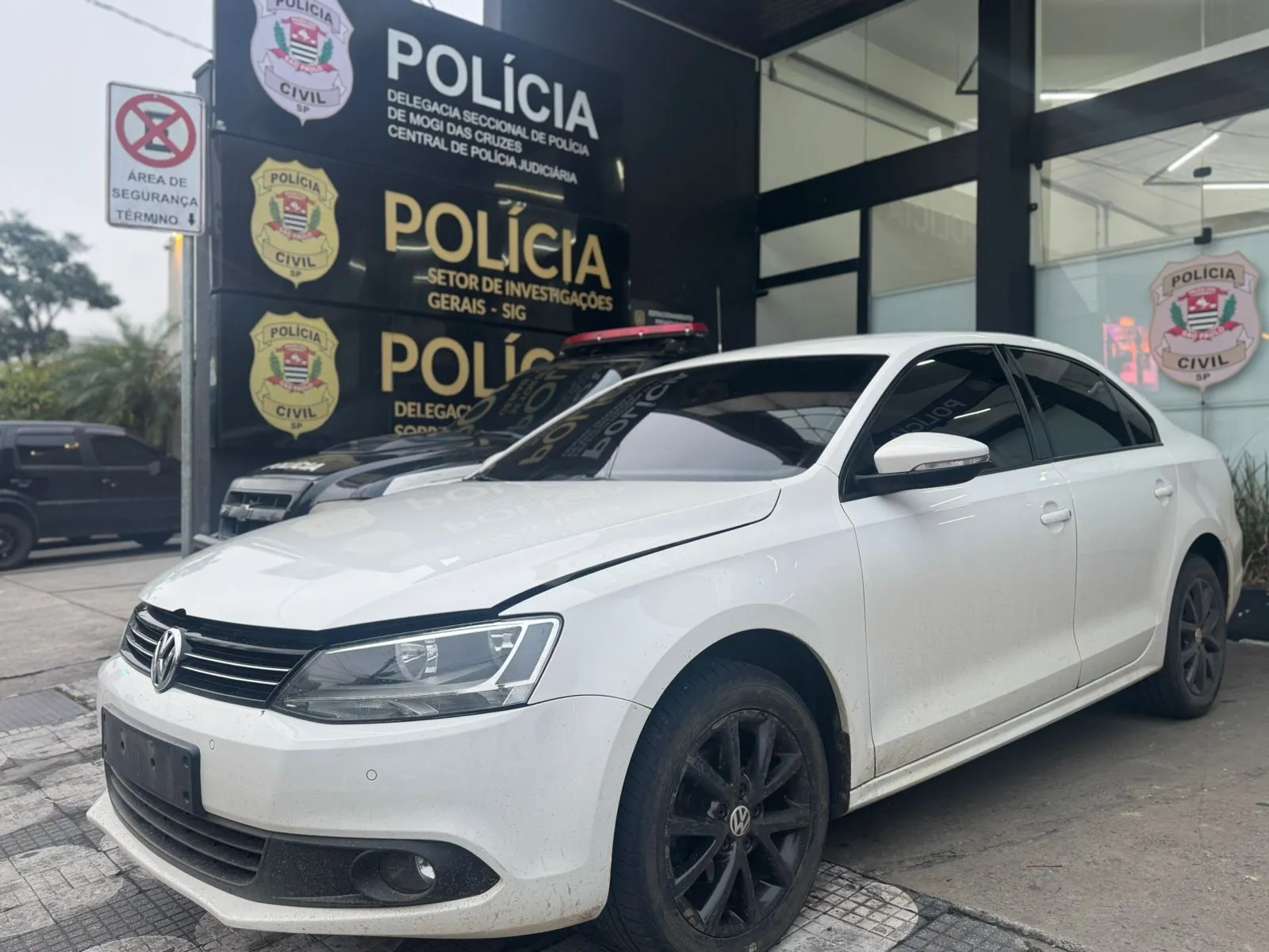 Carro roubado é recuperado após alerta do Smart Mogi
