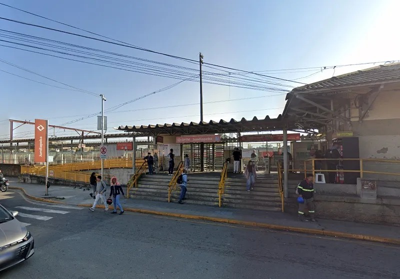 Homem morre eletrocutado após subir em vagão de trem na estação Jundiapeba