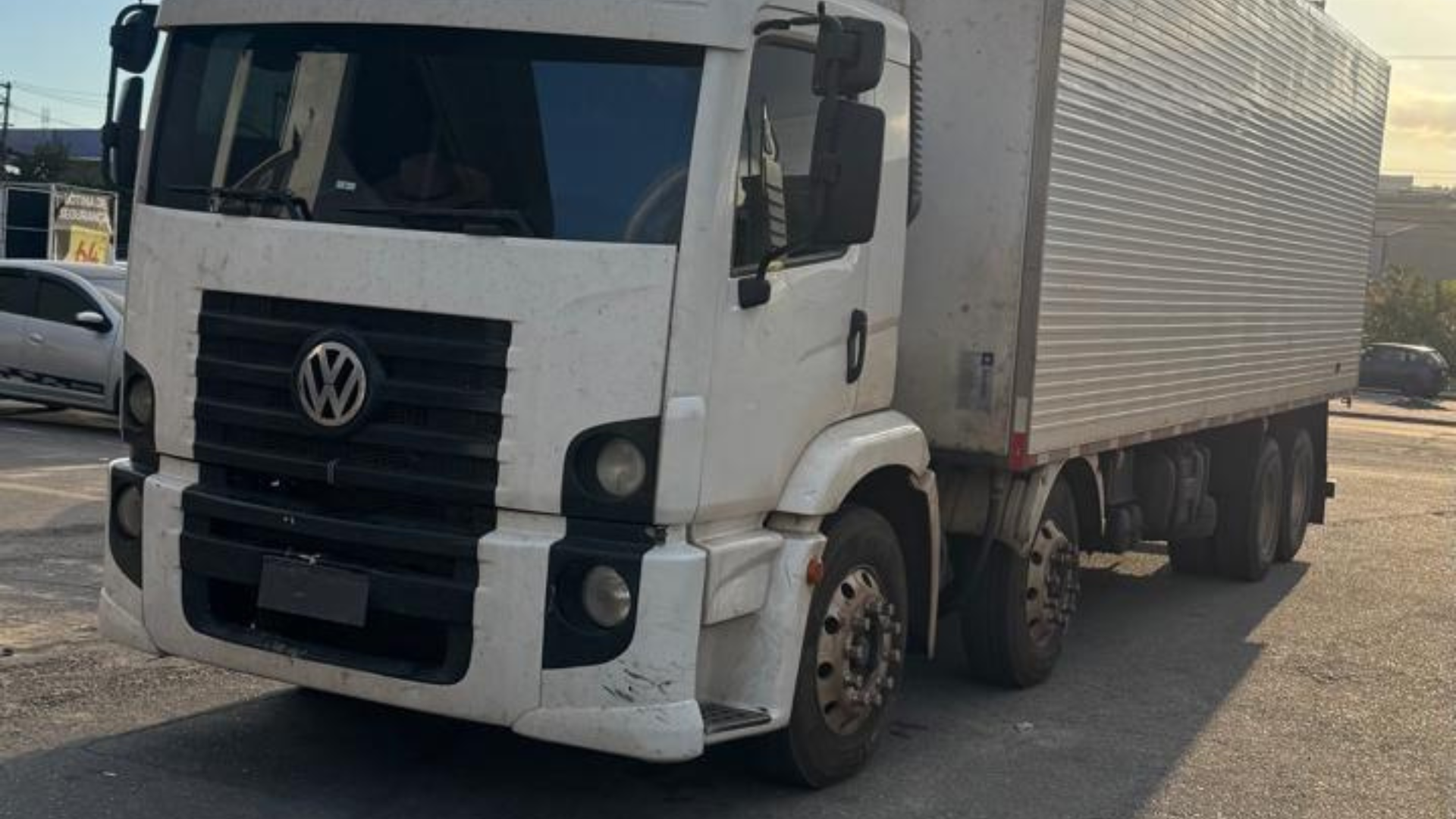 PM recupera caminhão roubado com cargas de carne em Itaquaquecetuba