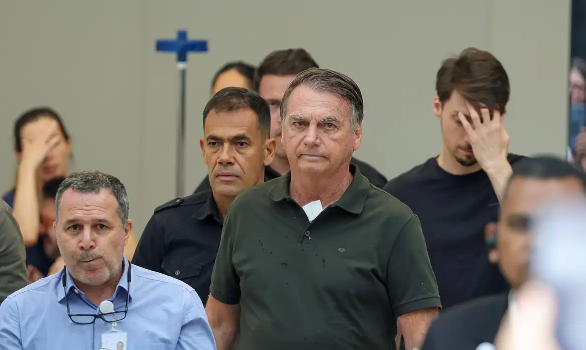 Bolsonaro deve ter alta nesta quinta e retornar à cela na PF