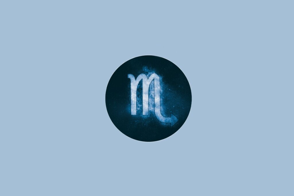 Ilustração do signo de Escorpião, em fundo azulado, com traço curvo parecendo um "M" finalizado por uma seta.