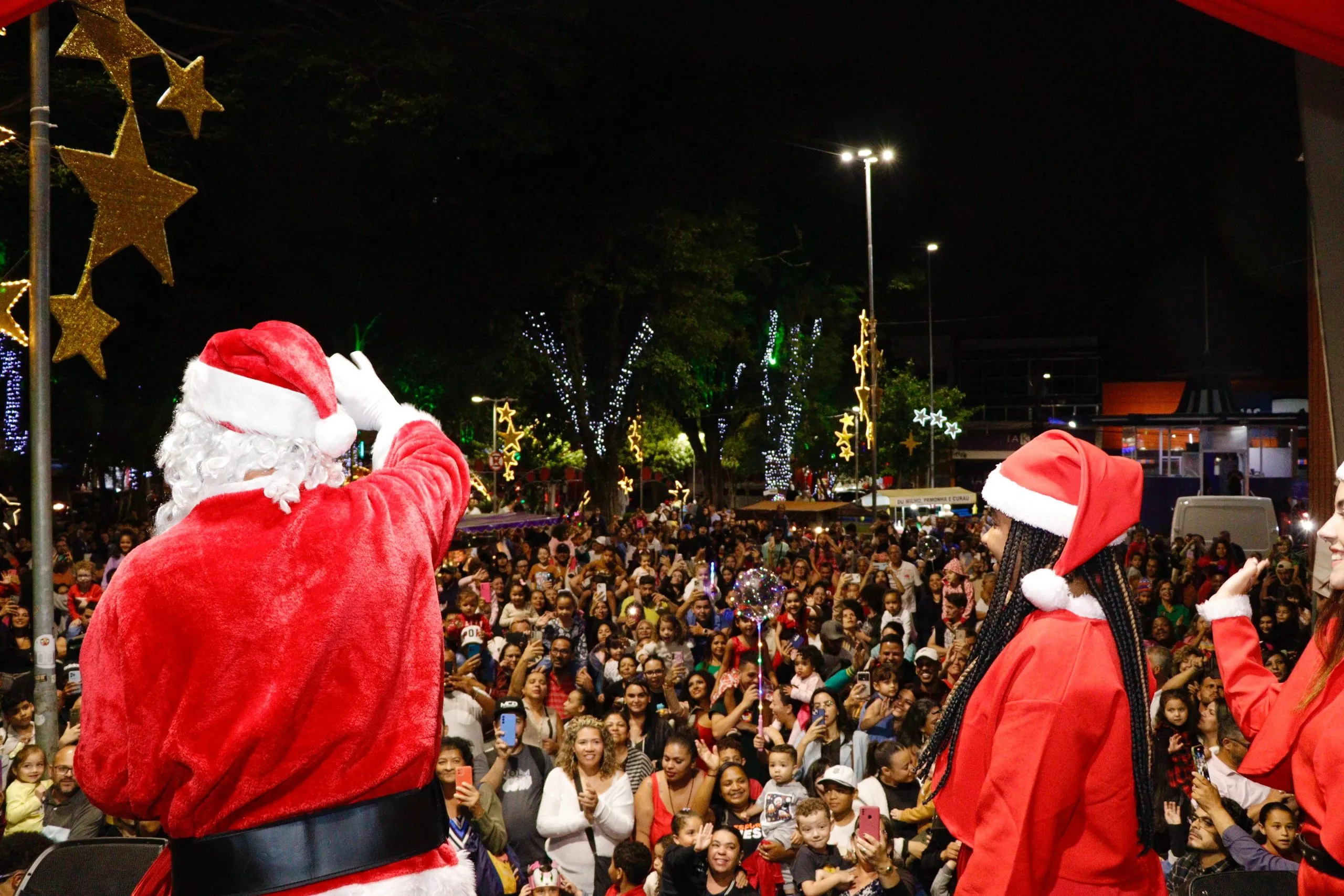 Suzano abre programação de Natal com chegada do Papai Noel e atrai 4 mil pessoas