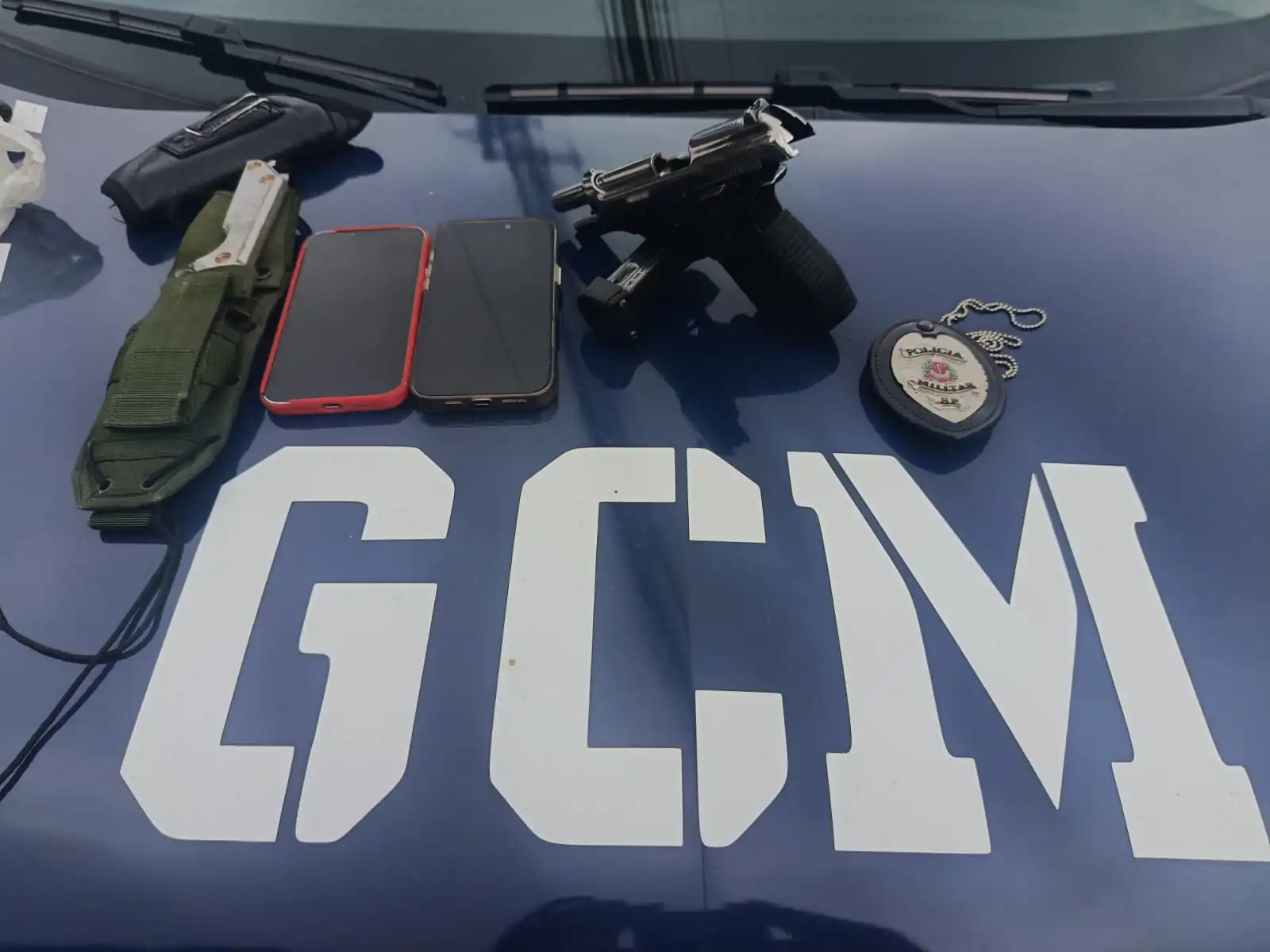 Suspeito de se passar por policial militar é detido pela GCM com arma e facas em Poá