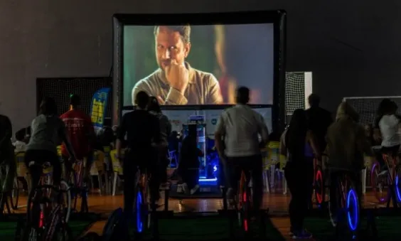 Cinema movido a bicicletas estreia em Salesópolis com sessão de 'Auto da Compadecida 2'
