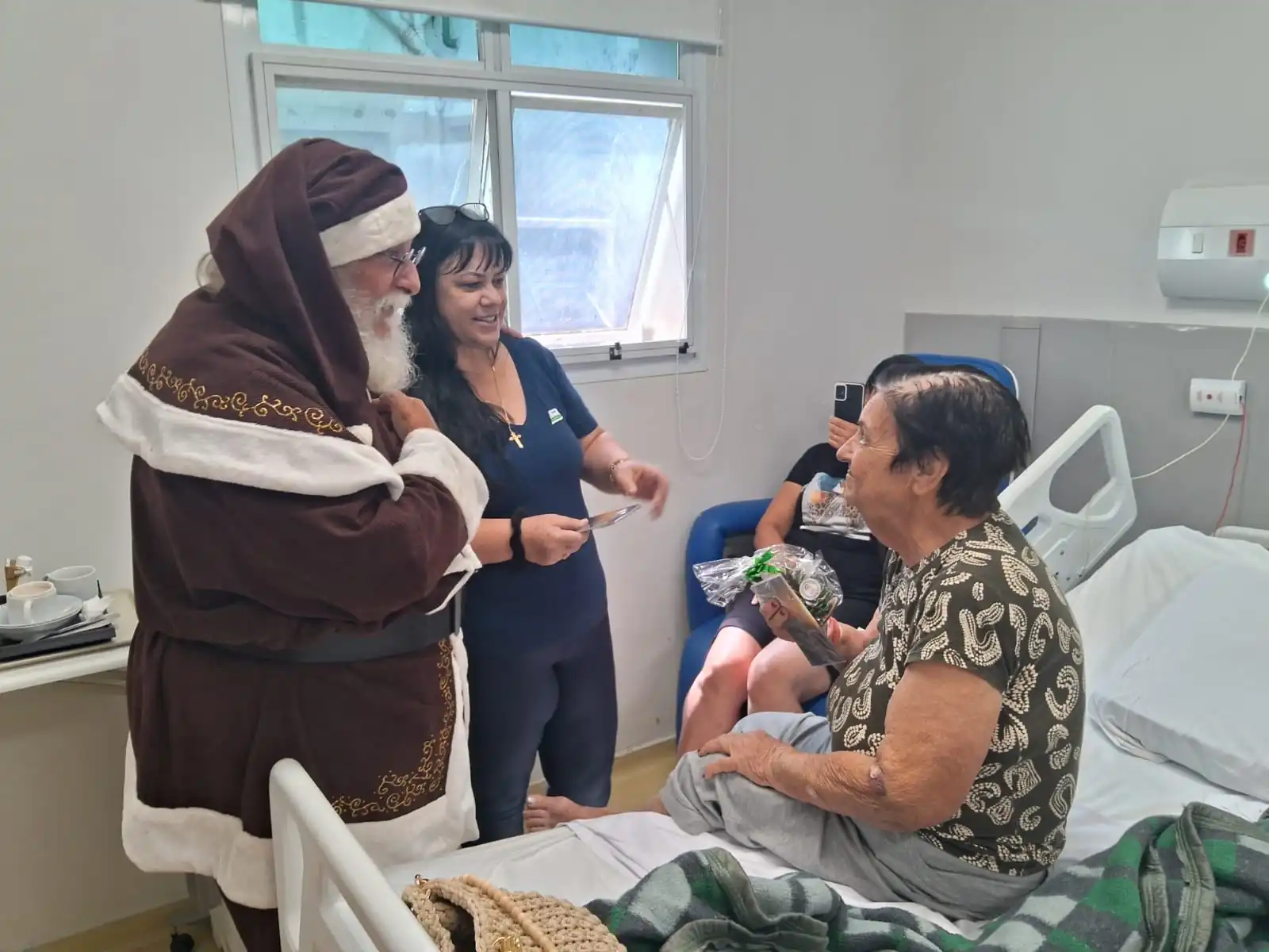 Pacientes do Hospital Santana, em Mogi das Cruzes, recebem visita do Papai Noel