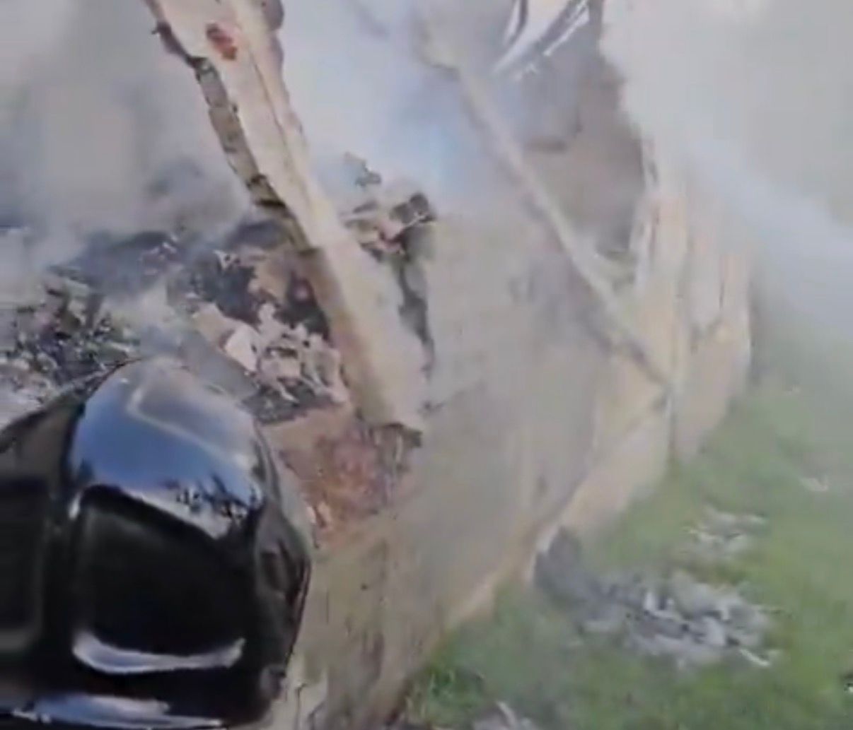 Incêndio atinge dois galpões em Itaquaquecetuba e mobiliza Corpo de Bombeiros