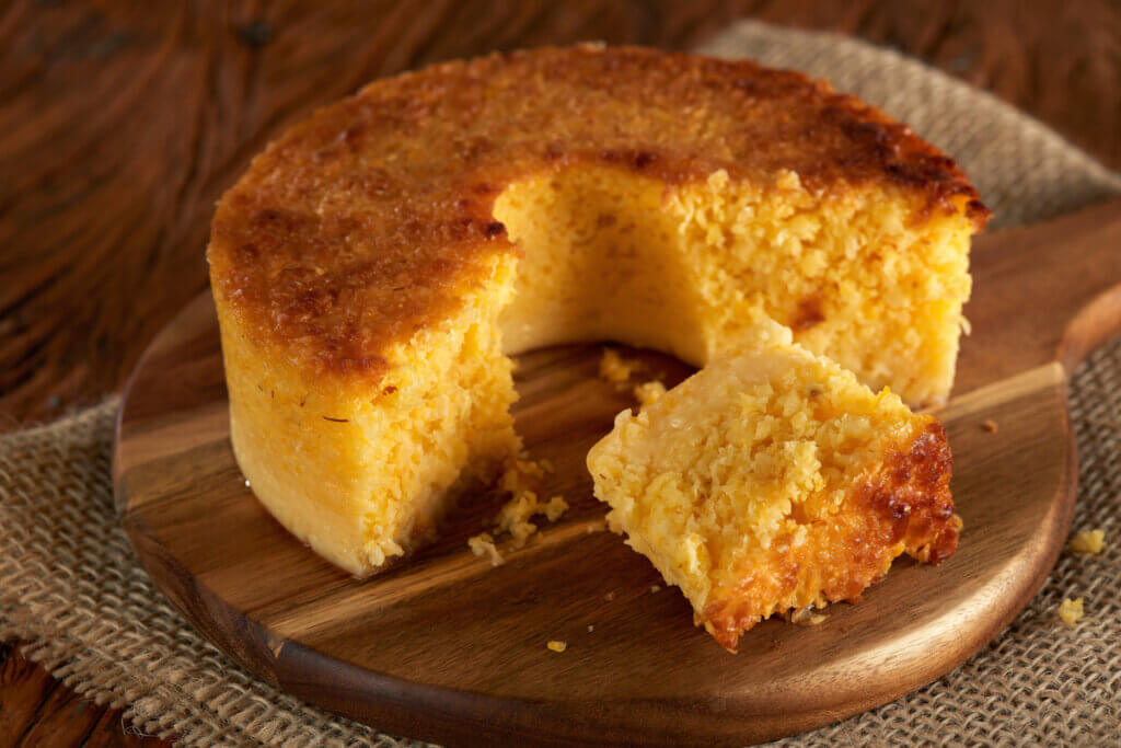 Bolo de milho em cima de uma tábua
