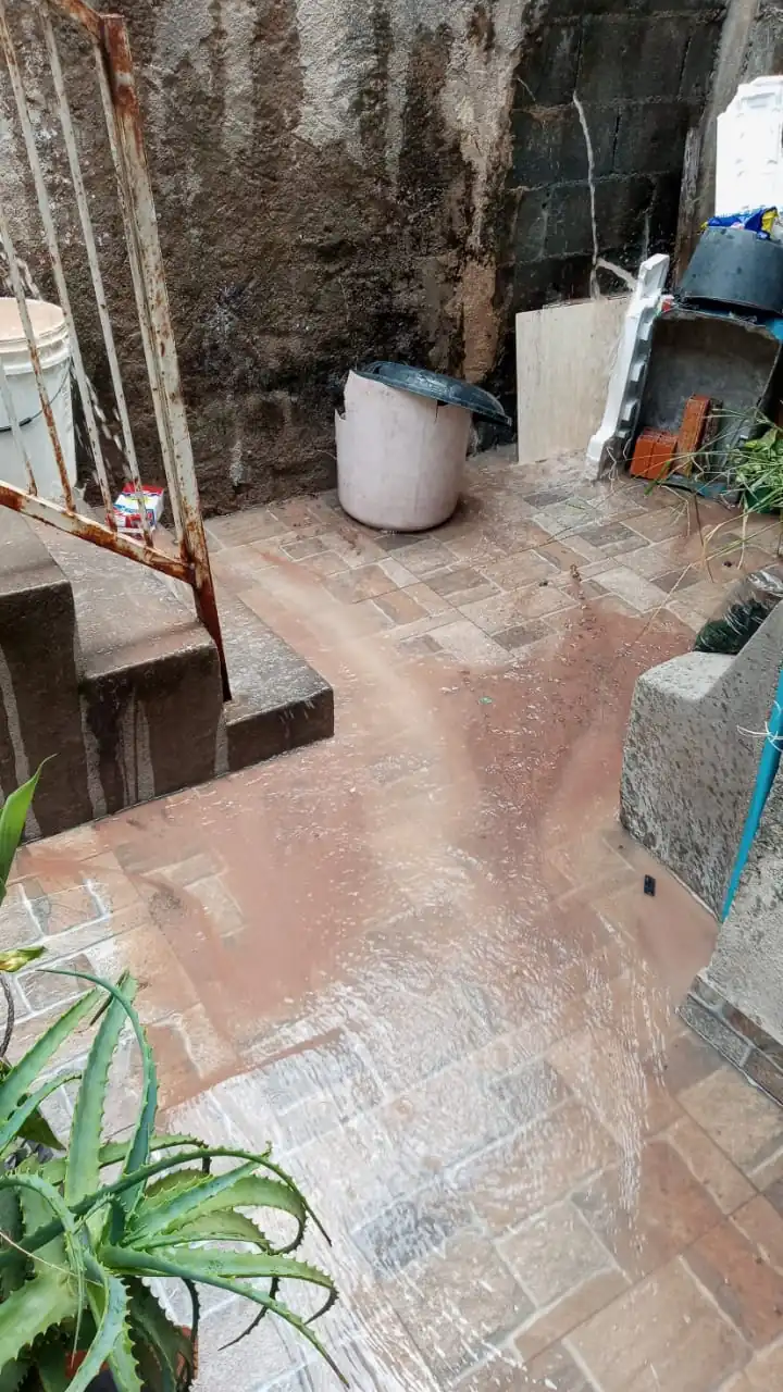 Vazamento da Sabesp atinge casa e assusta moradores em Arujá