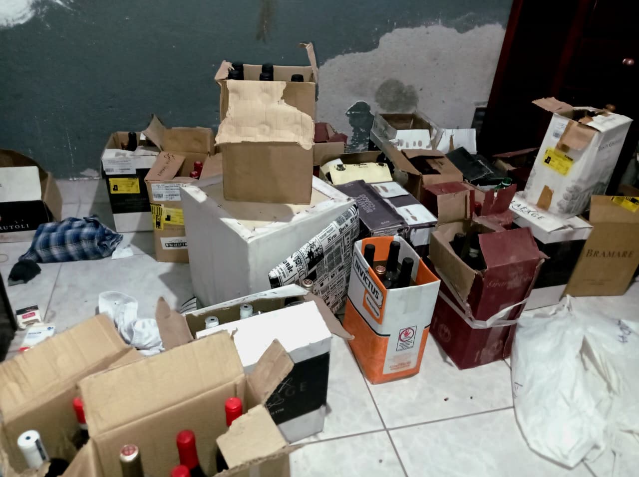 Garrafas de vinhos avaliadas em R$ 50 mil são apreendidas em casa-bomba de Itaquá
