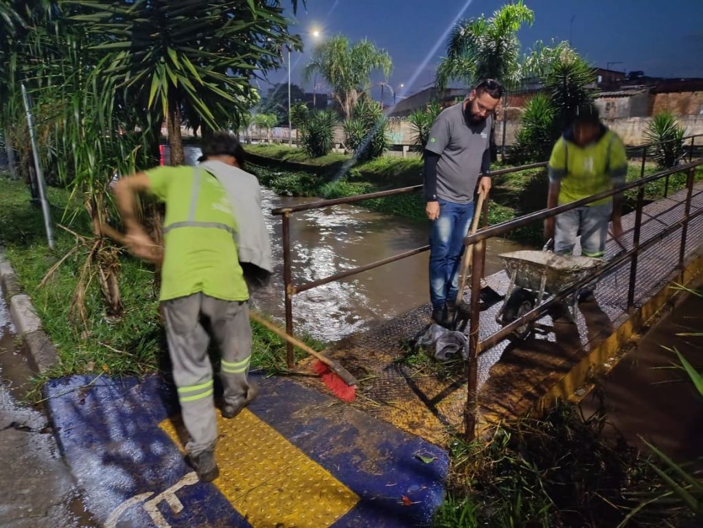Agentes trabalham após as chuvas em Suzano | Wanderley Costa/Secop Suzano