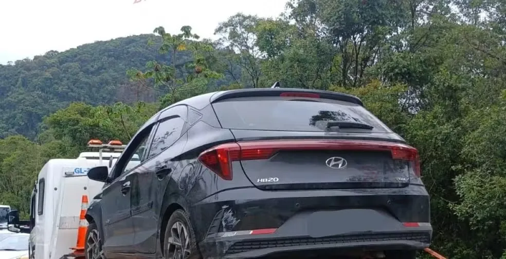 Acidente entre dois carros interdita faixa da Mogi-Bertioga nesta segunda-feira