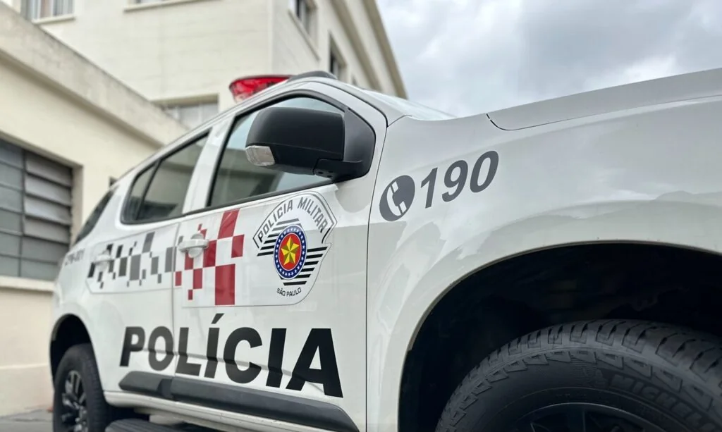 Homem é preso após agredir esposa com socos e cabeçada durante discussão, em Itaquá