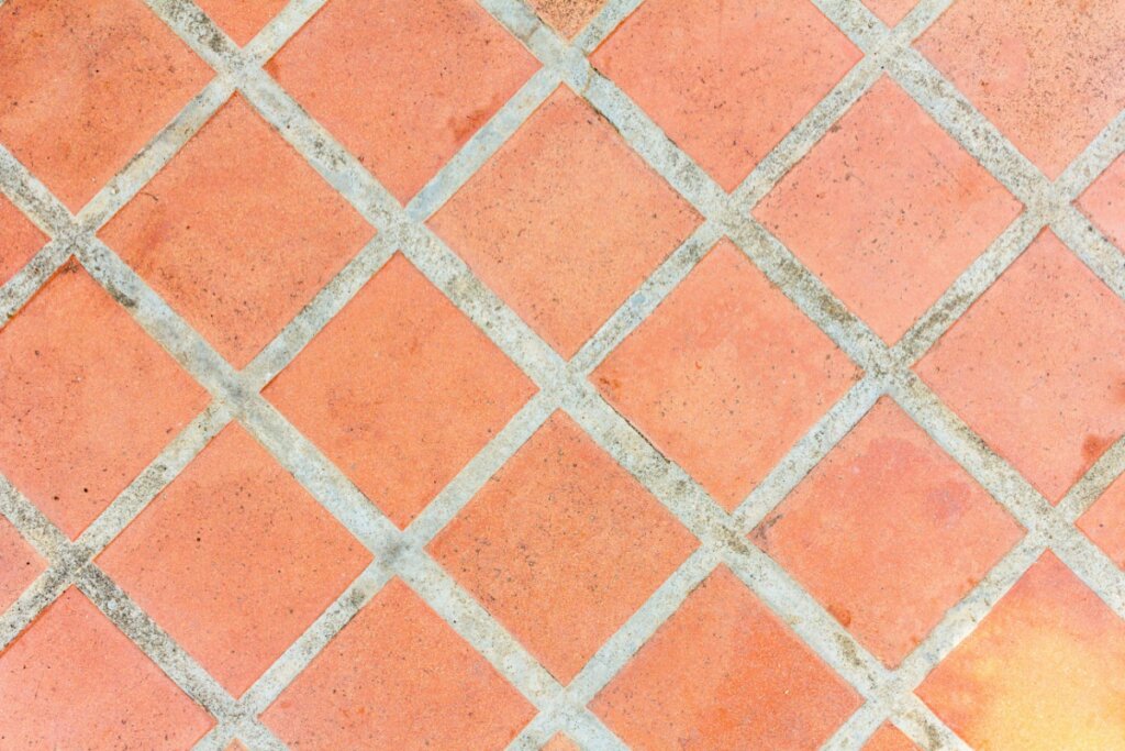 Imagem com foco em um piso de cerâmica rústica