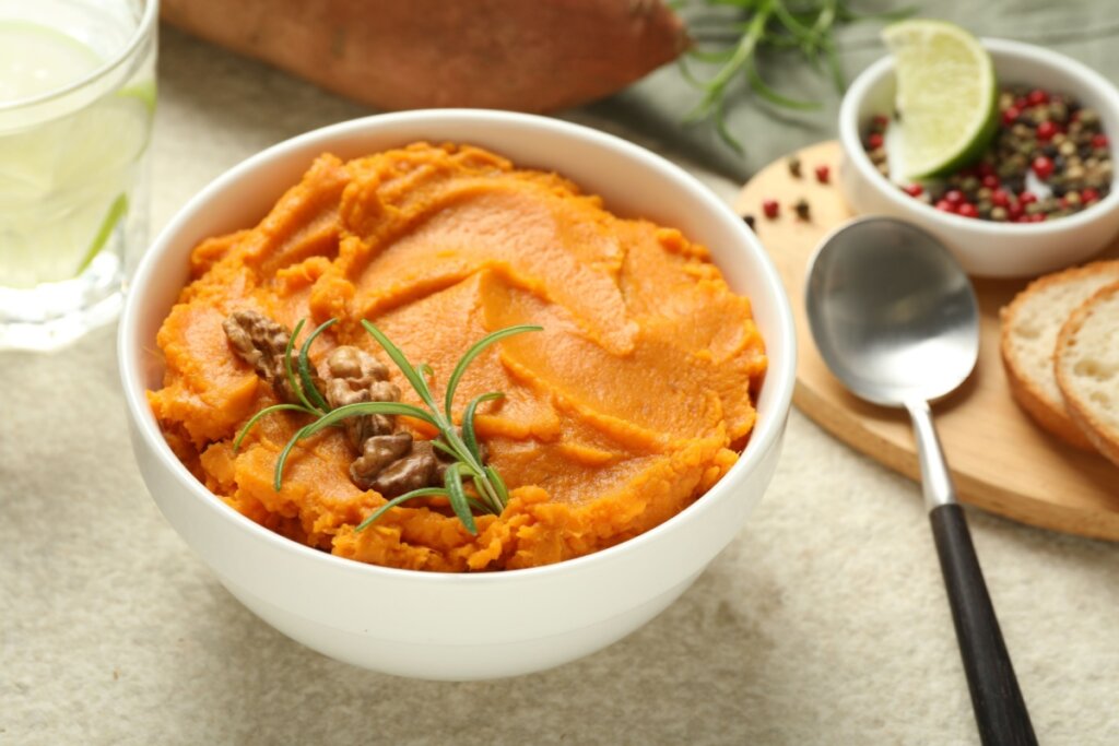 Recipiente branco com purê de batata-doce laranja