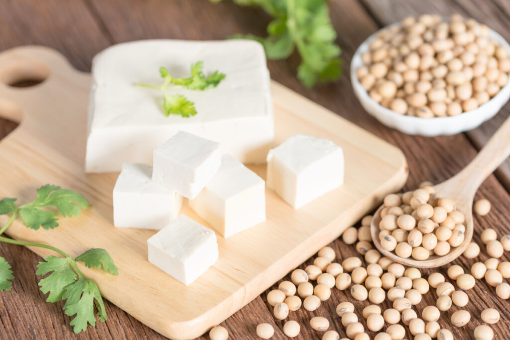 Pedaços de tofu em tábua de madeira