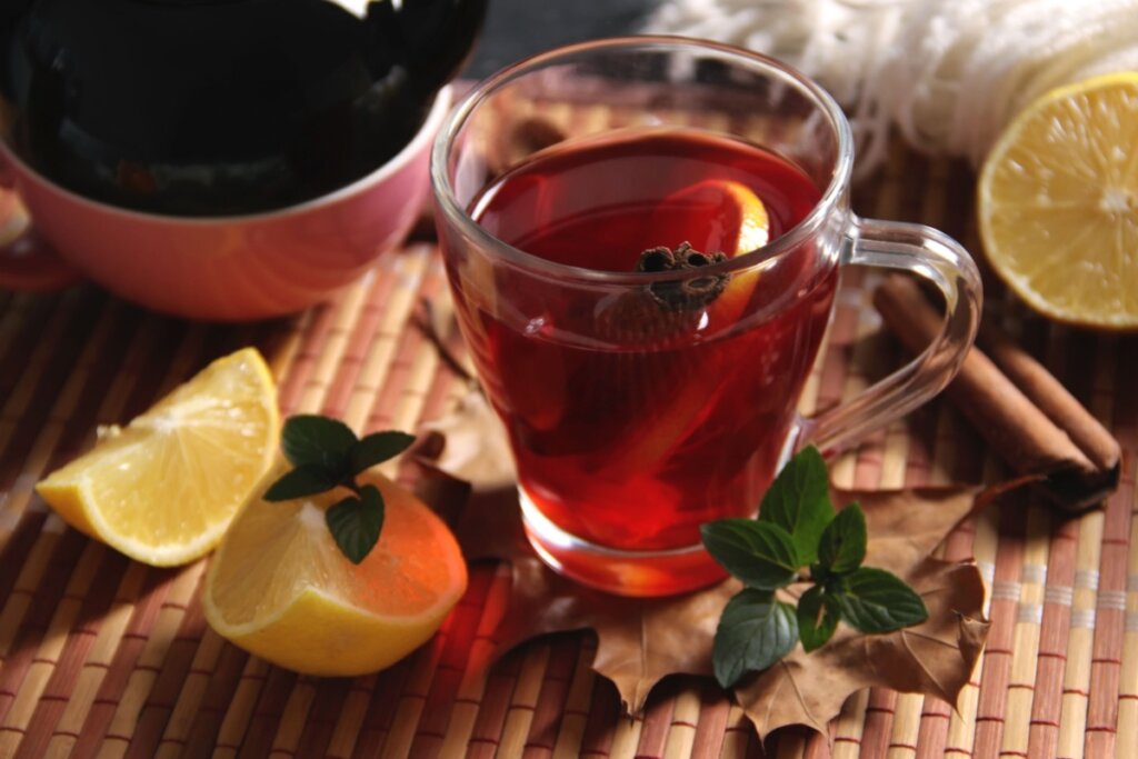 Xícara de vidro com chá de limão com hibisco e canela
