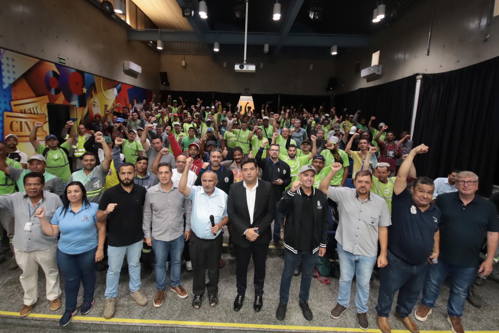 Prefeitura se reúne com trabalhadores após atraso de salários na coleta de lixo