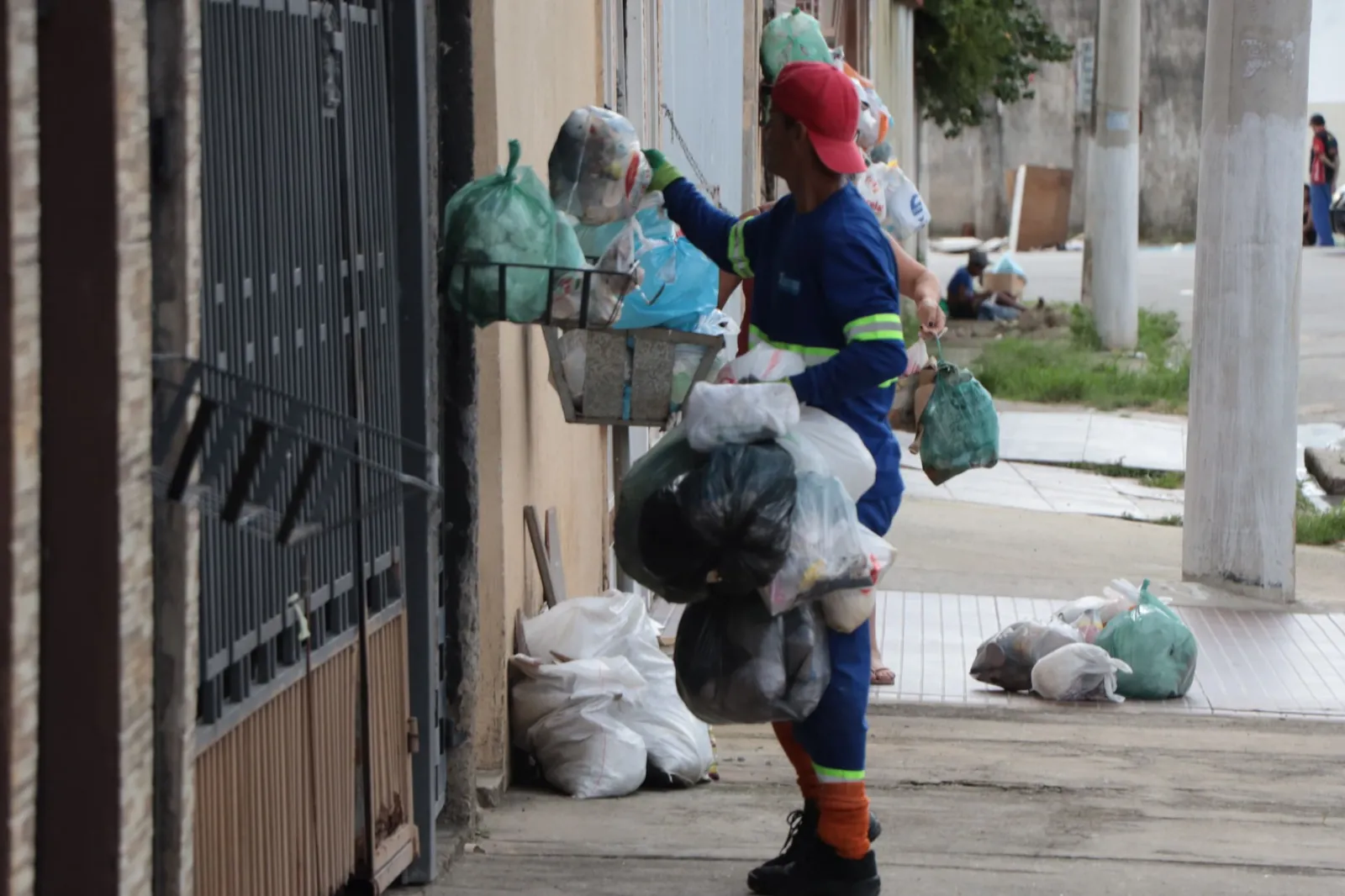 Nova empresa já recolheu 650 toneladas de lixo no 1º dia em Suzano, diz prefeitura