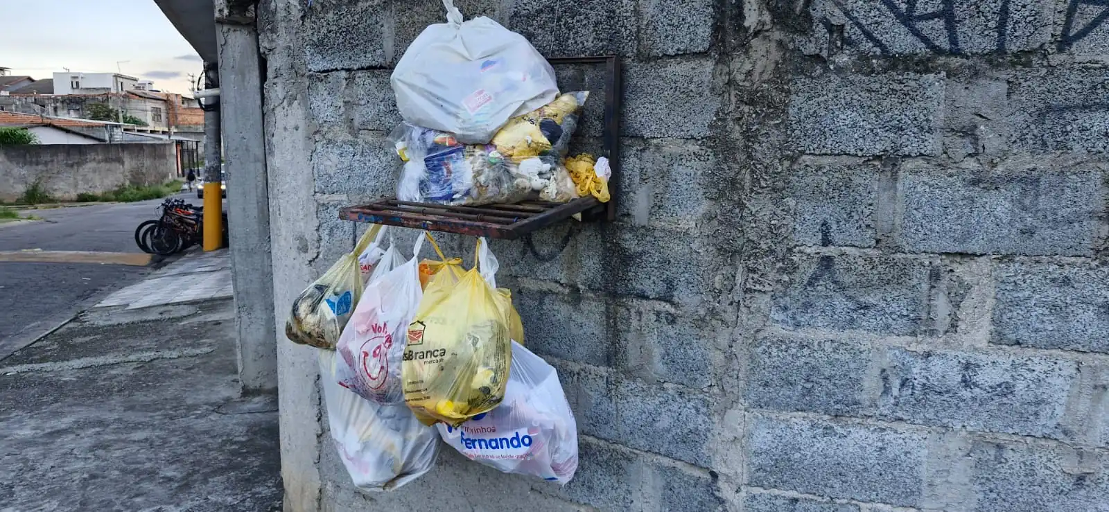 Comerciantes do Jardim Casa Branca ainda se queixam do acúmulo de lixo em praças e calçadas