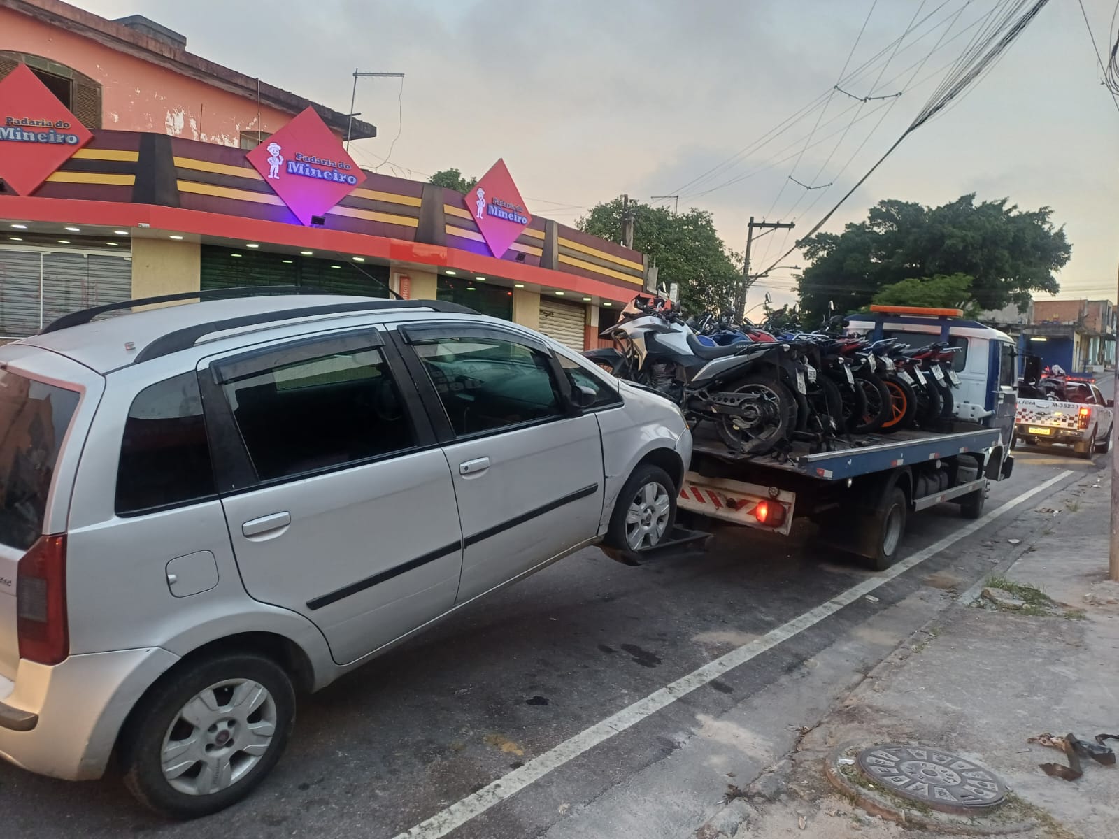 PM dispersa baile funk em adega e apreende 10 motos e um carro em Itaquaquecetuba