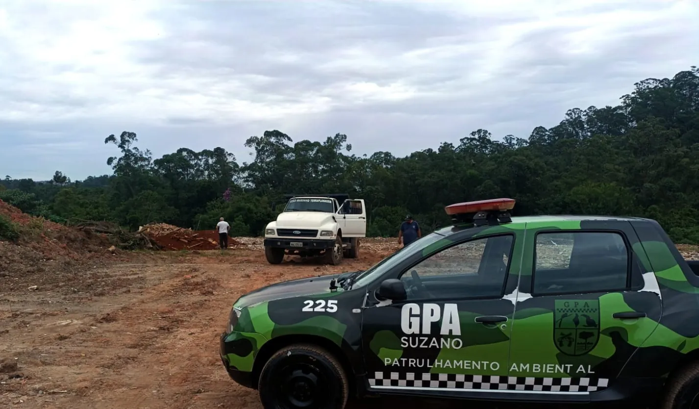 Descarte irregular em Suzano termina com três pessoas conduzidas à delegacia e caminhão apreendido