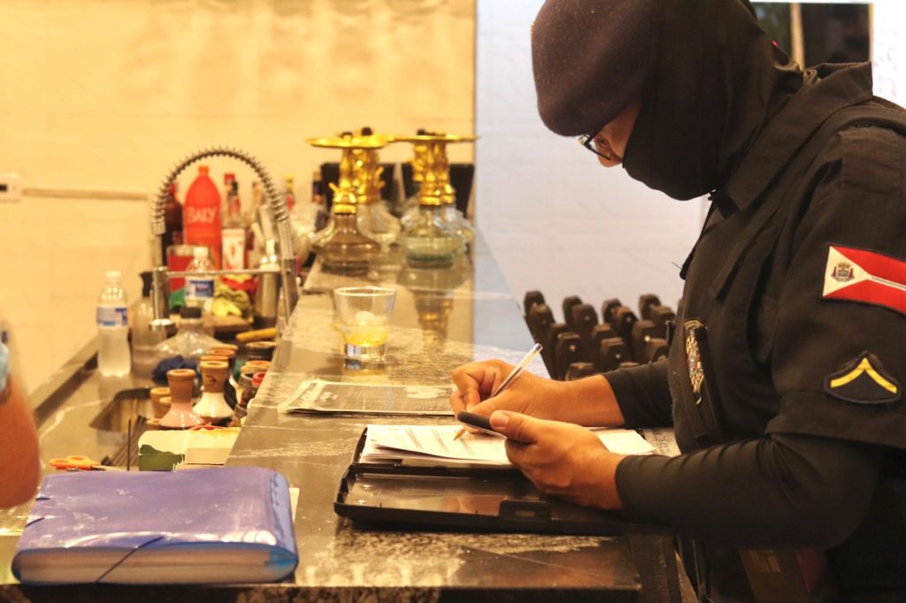 Agentes de Suzano fiscalizam bar e adega | Gabriel Lima/Secop