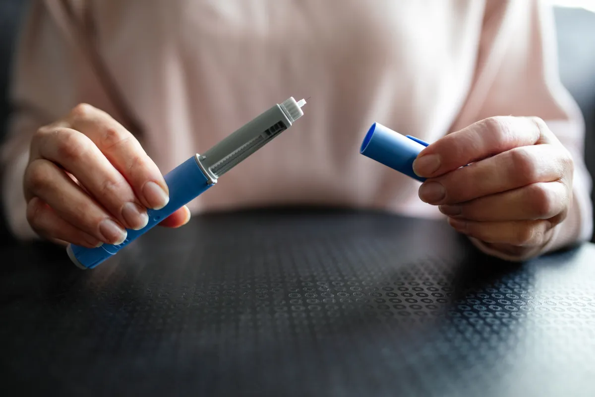 Canetas emagrecedoras: o que dizem os especialistas e os riscos do uso sem prescrição