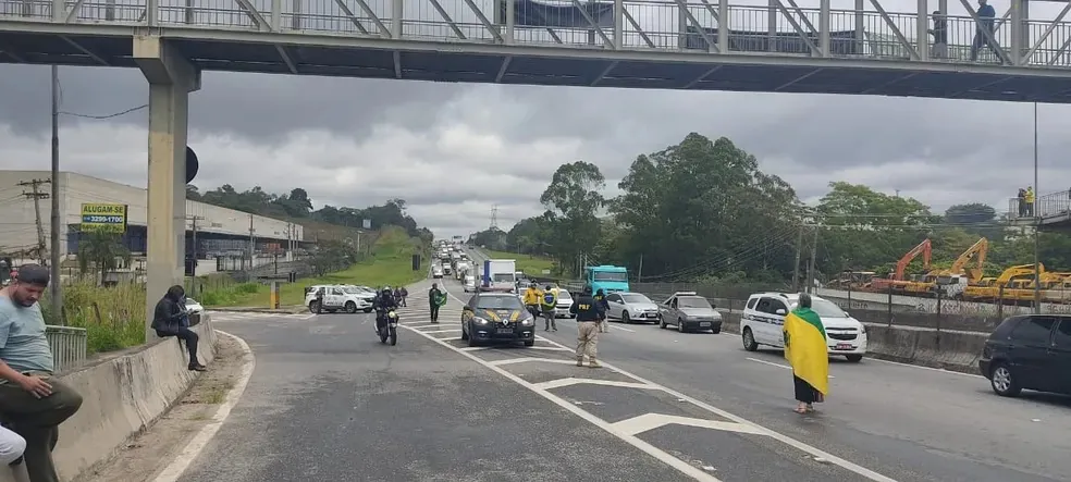 Motociclista morre após tentativa de ultrapassagem na Dutra, em Arujá