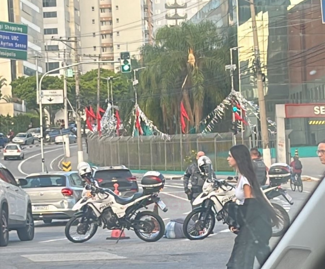 Acidente envolvendo motocicleta causa impacto no trânsito sentido César de Souza