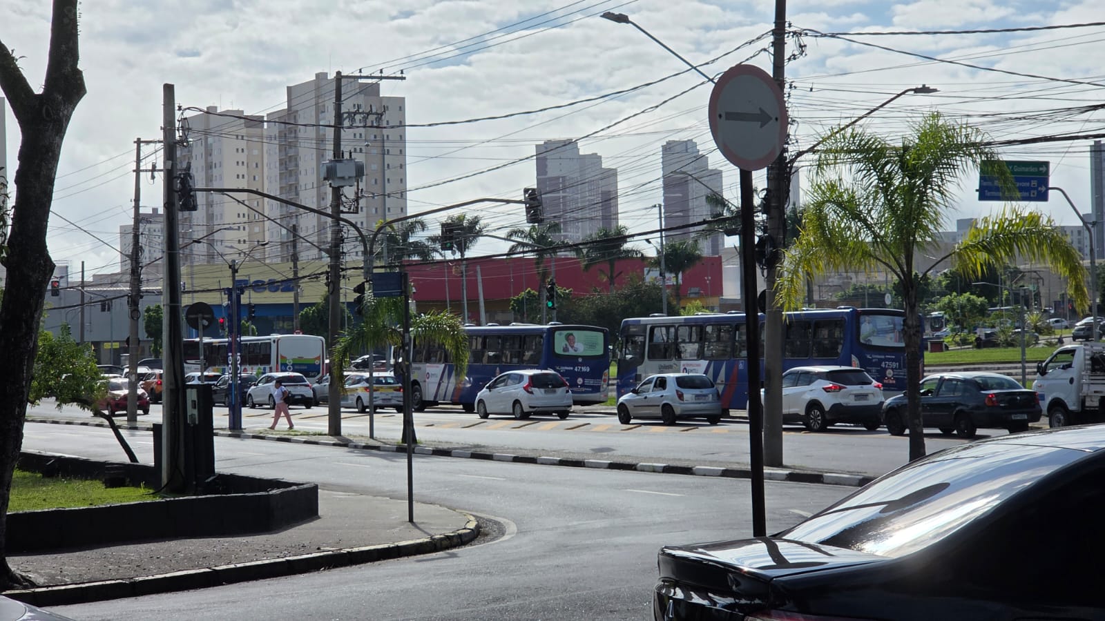 Falha em semáforo causa congestionamento no Mogilar