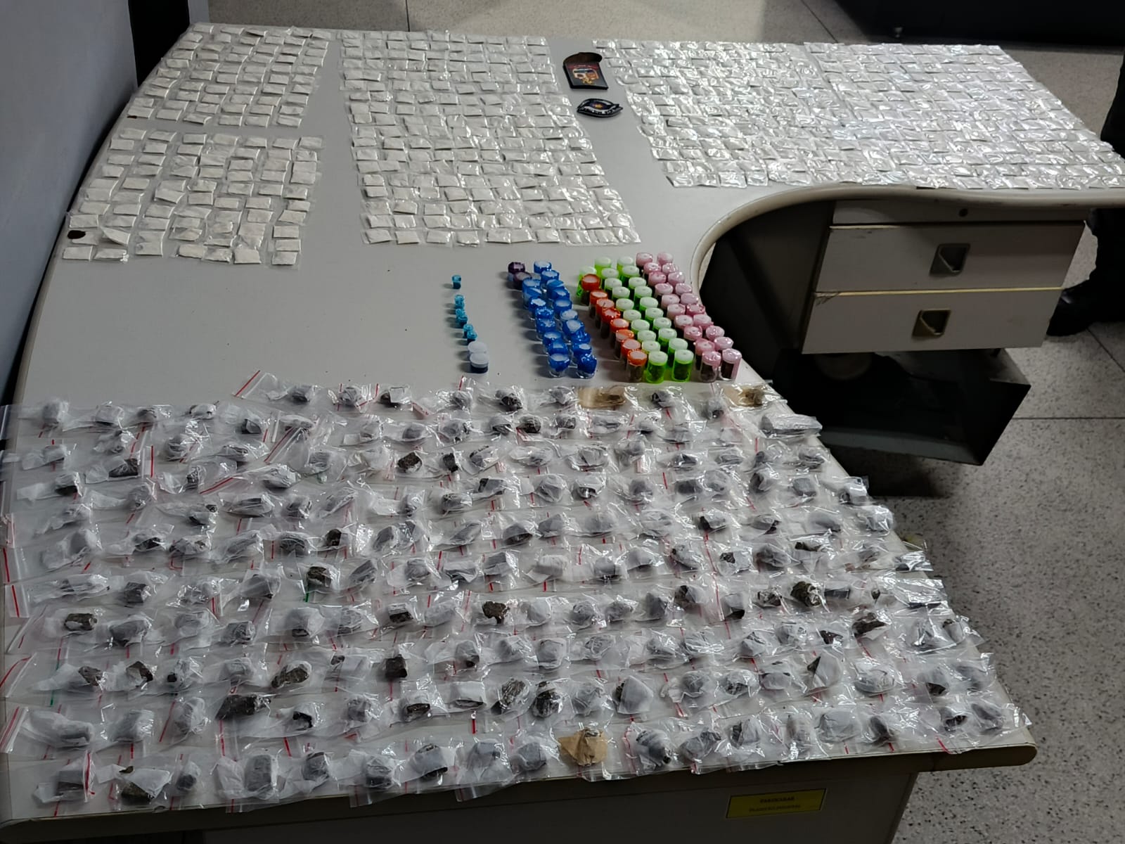 PM apreende mais de 840 porções de drogas em casa em Itaquaquecetuba