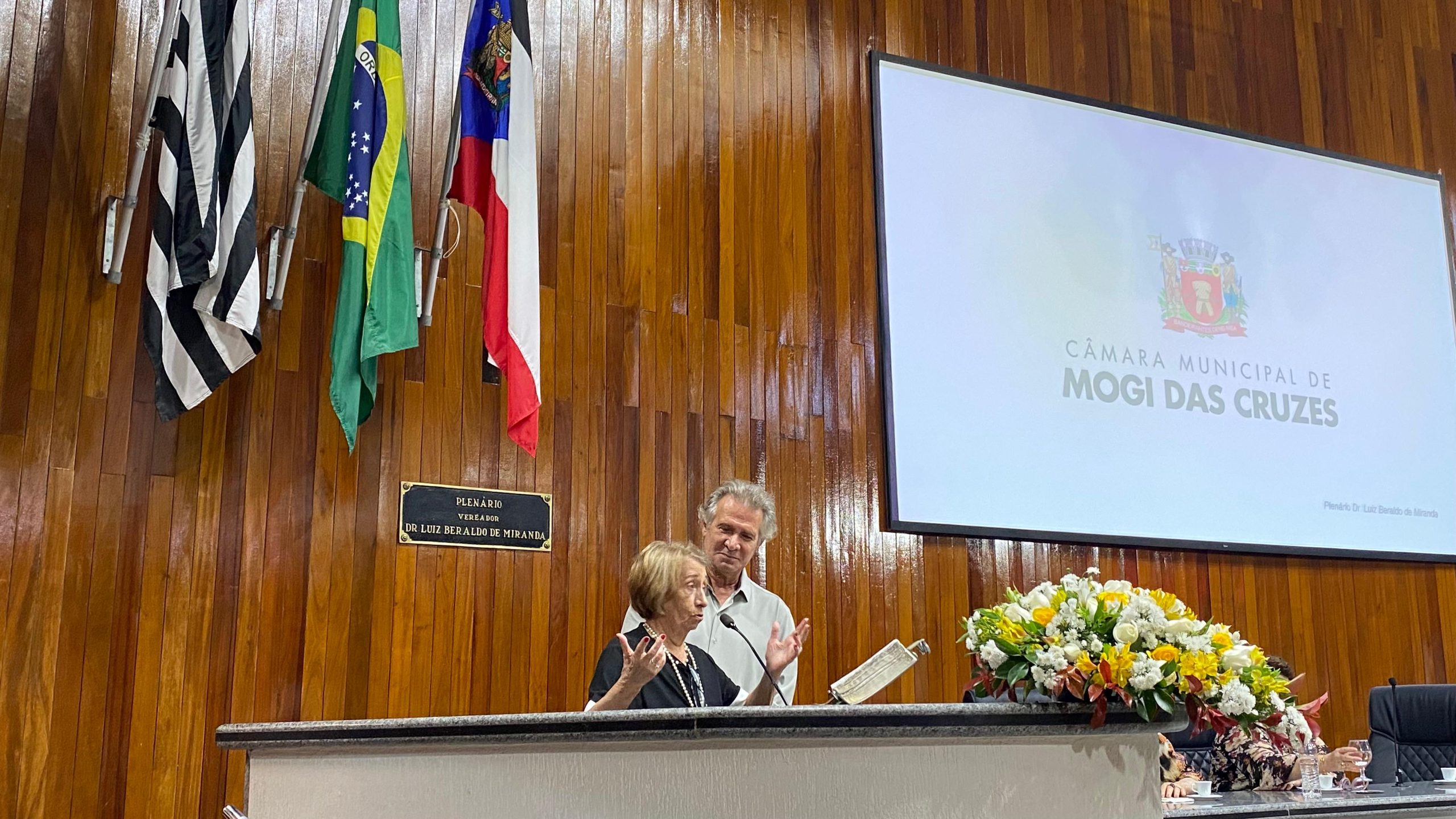 Educadora e escritora mogiana, Regina Glycia, é homenageada na Câmara Municipal