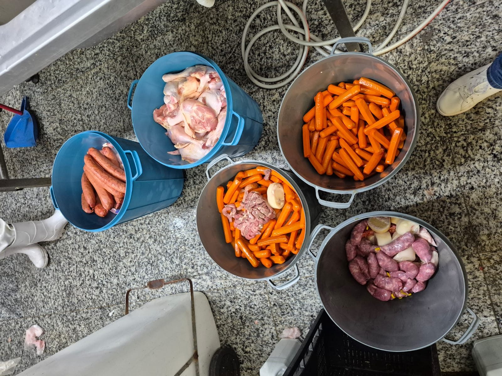 Procon descarta mais de 136 kg de alimentos impróprios após fiscalização em supermercado em Ferraz