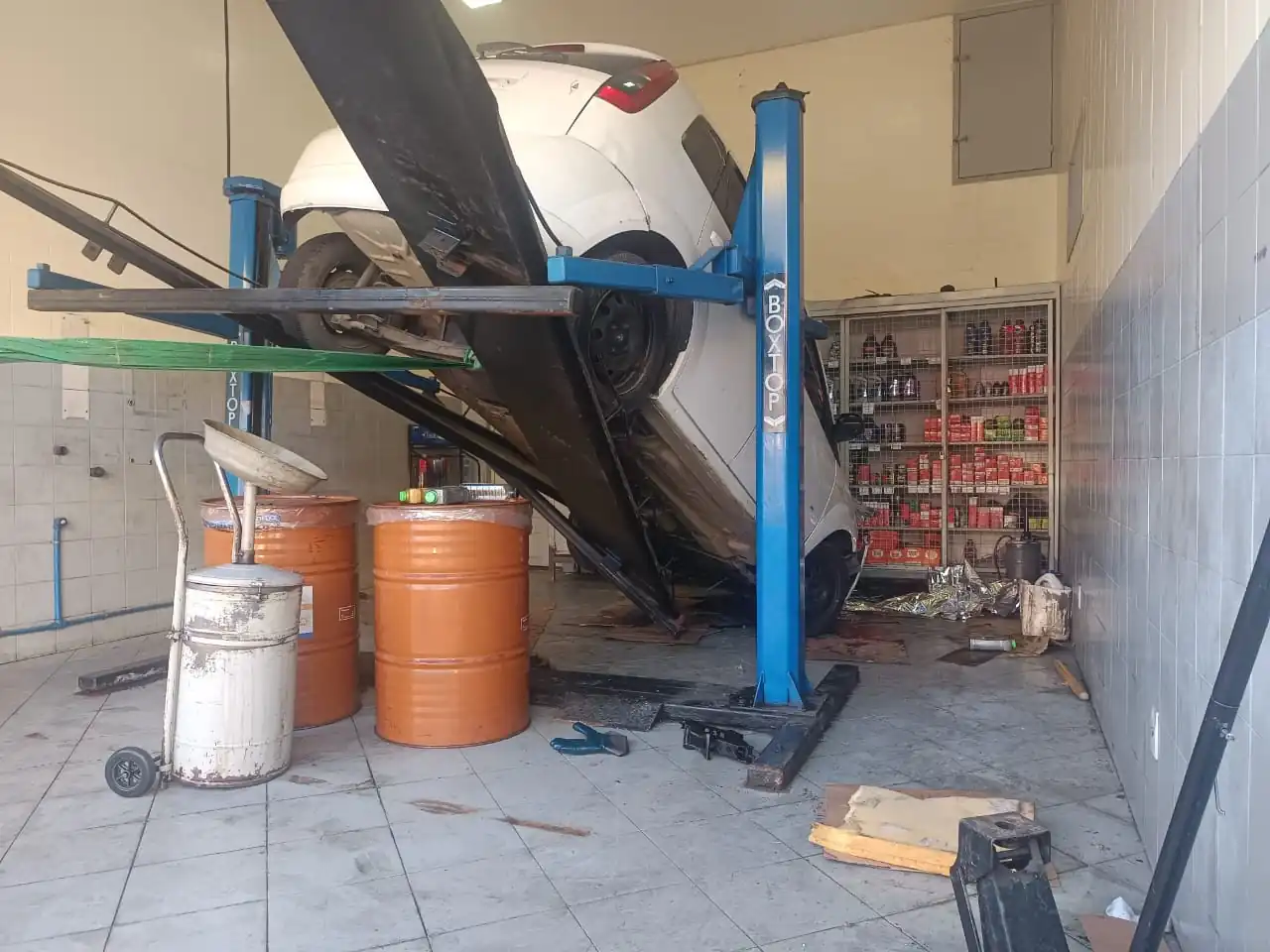 Carro cai de elevador durante troca de óleo e mata frentista, em Itaquaquecetuba