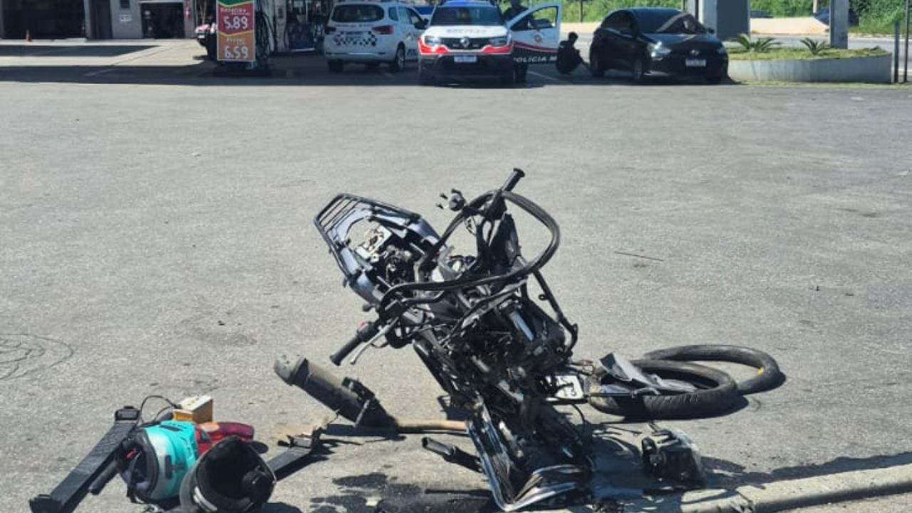 Dois homens ficam feridos após colisão entre carro e moto em Itaquaquecetuba