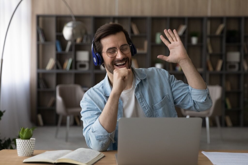 Entenda como cantar em inglês pode melhorar sua pronúncia