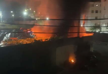 Vídeo: incêndio atinge pátio municipal de veículos de Ferraz de Vasconcelos